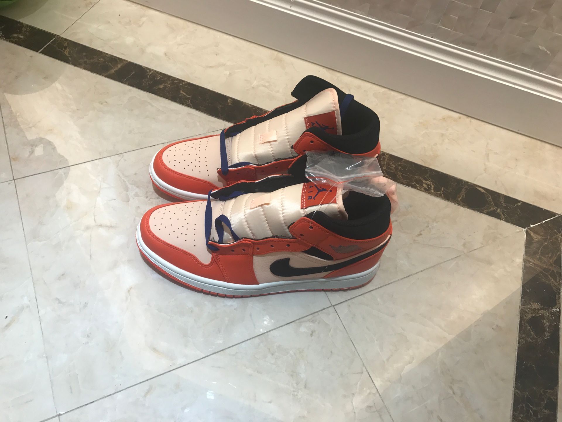jordan air jordan 1 retro mid - Naranjo Blanco Negro