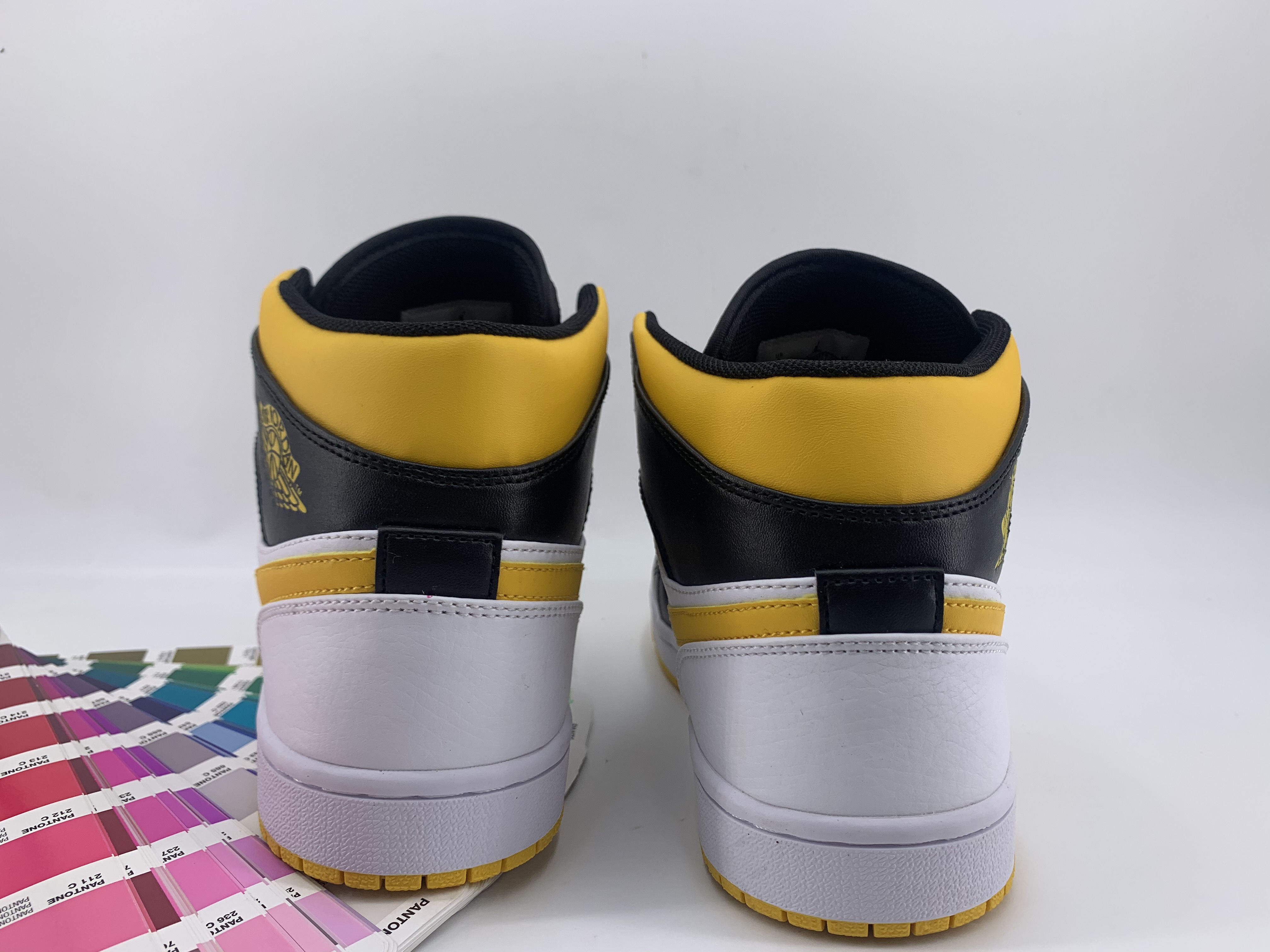 jordan air jordan 1 retro mid - Negro Blanco Amarillo